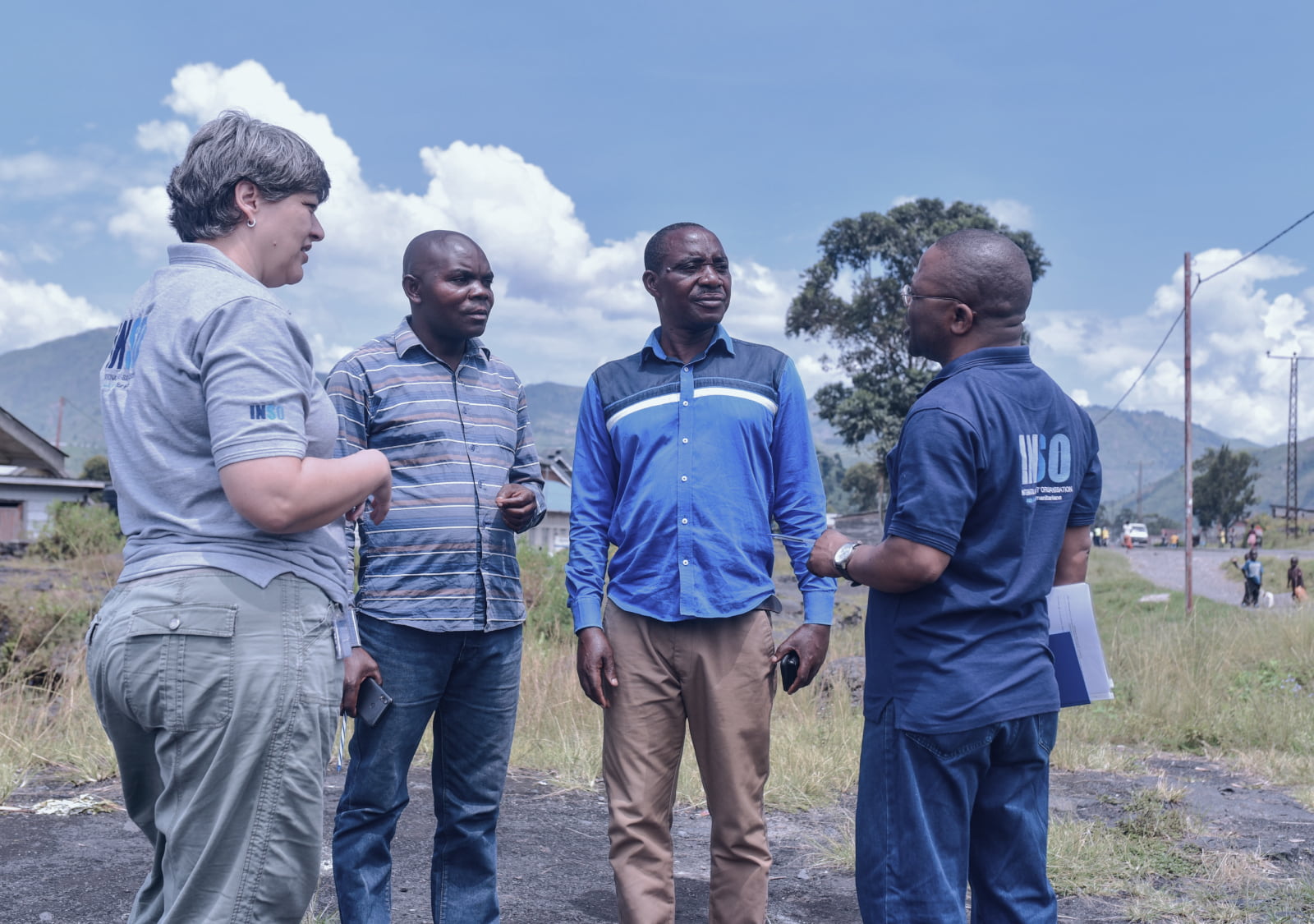 INSO teams near Goma, DRC discuss with partners. Credit: O. Acland/INSO