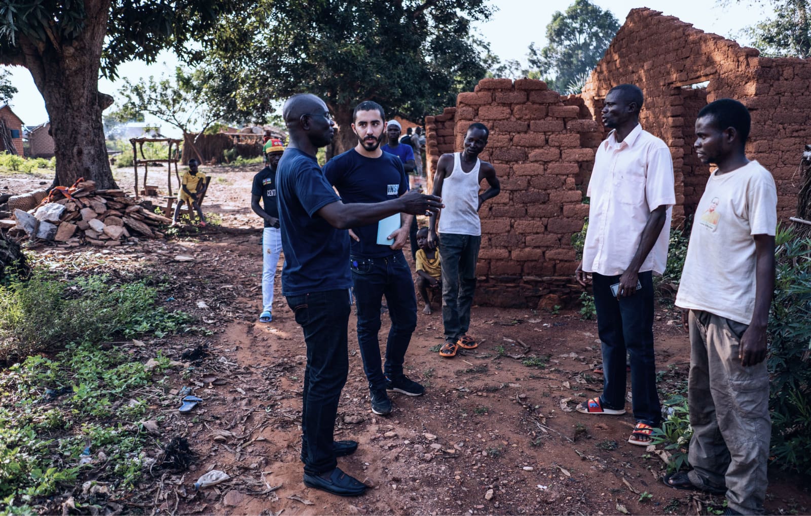 INSO staff members discuss the context with local community members. Credit: C. Di Roma/INSO